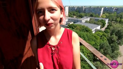 സ്റ്റുഡന്റ് സെൻസൽ ഔട്ട്ബാക്കിൽ ഒരു അപരിചിതനെ മുലകുടിക്കുന്നു - അവന്റെ മുഖത്ത് കം